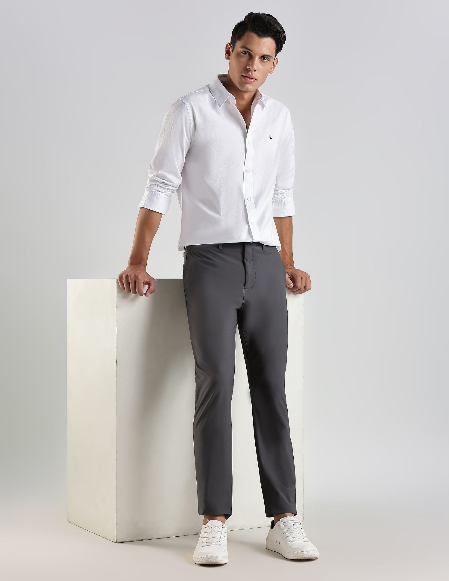 Calvin Klein Jeans Slim Fit Solid Mid Rise Trouser