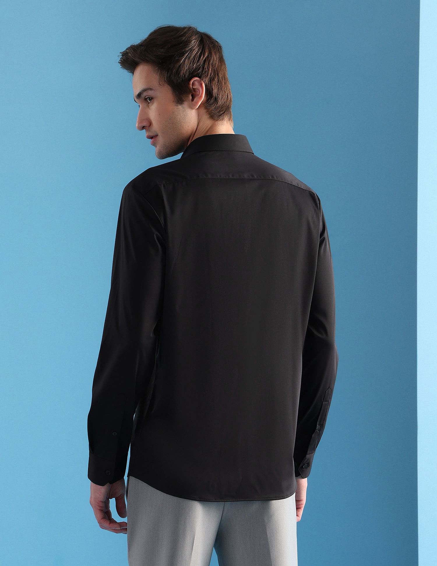 Arrow Solid Manhattan Slim Fit Velocity Shirt