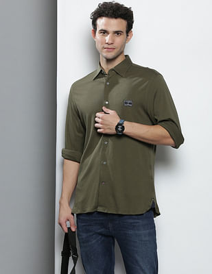 Tommy Hilfiger Men Olive Spread Collar Solid Casual Shirt